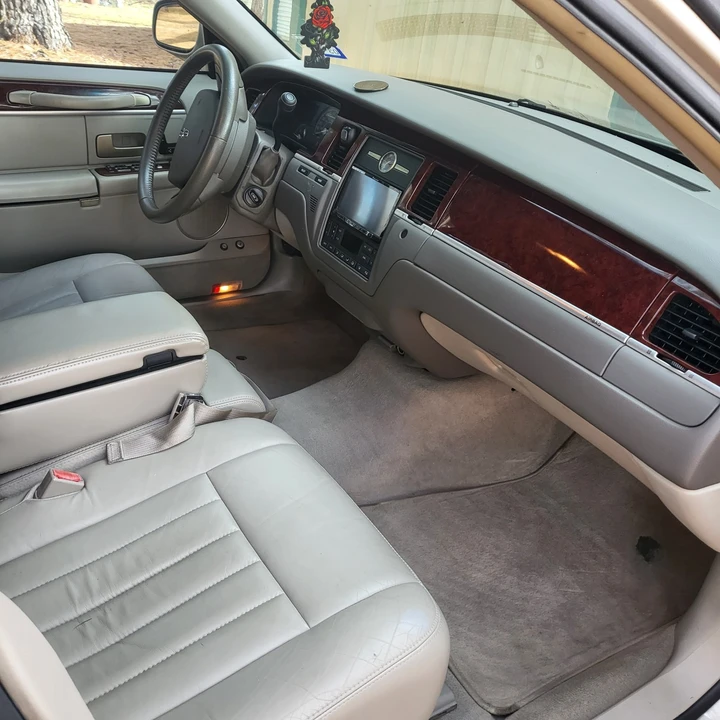 2005 Lincoln Town Car - Image 9 of 18