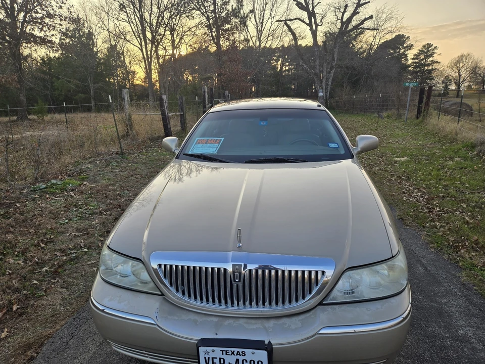 2005 Lincoln Town Car - Image 2 of 18
