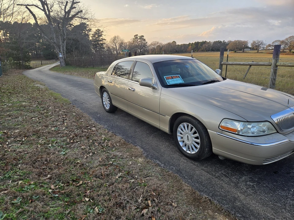 2005 Lincoln Town Car - Image 5 of 18