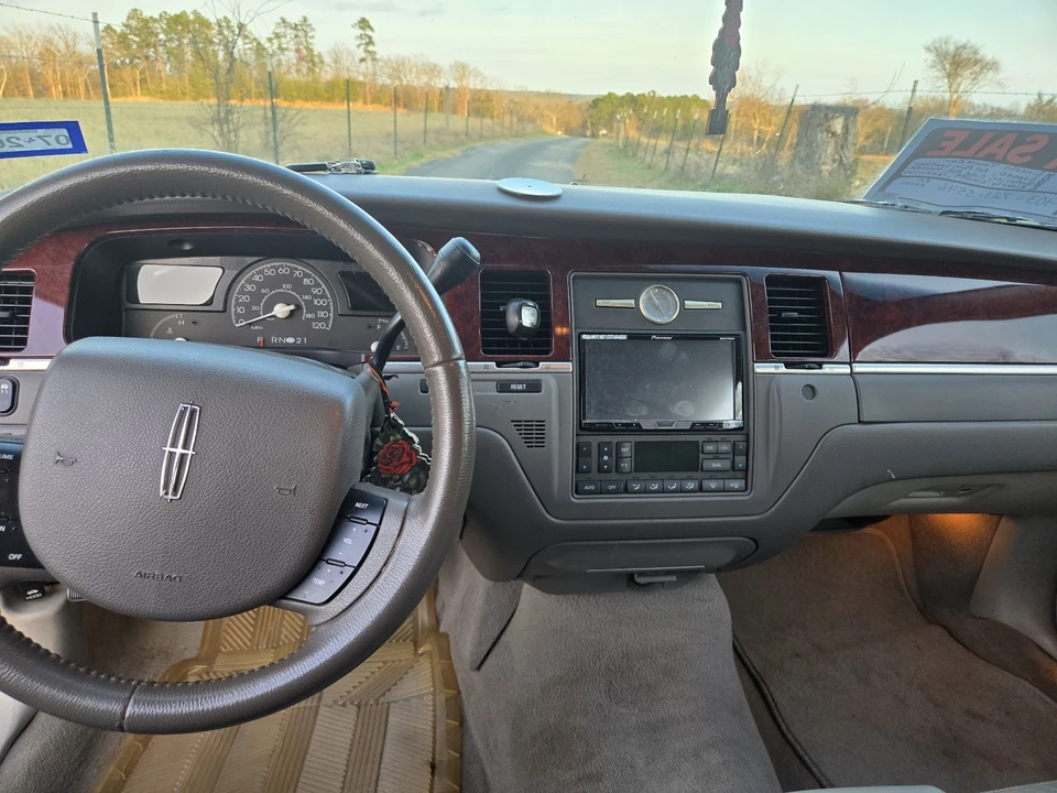 2005 Lincoln Town Car - Image 15 of 18