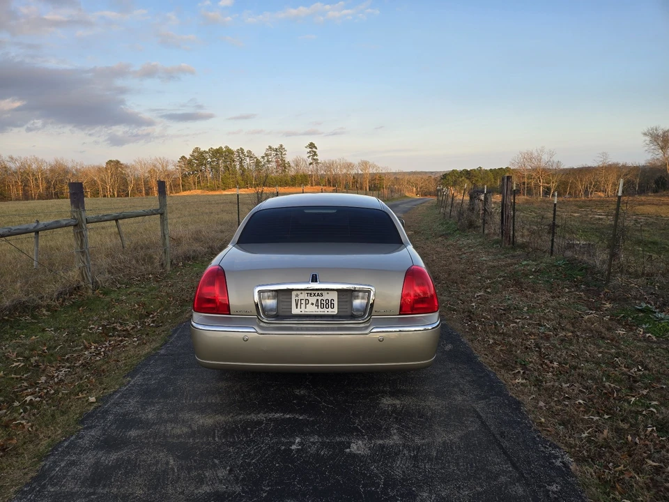 2005 Lincoln Town Car - Image 4 of 18