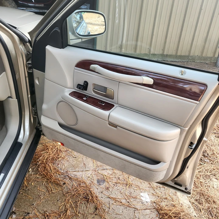 2005 Lincoln Town Car - Image 11 of 18