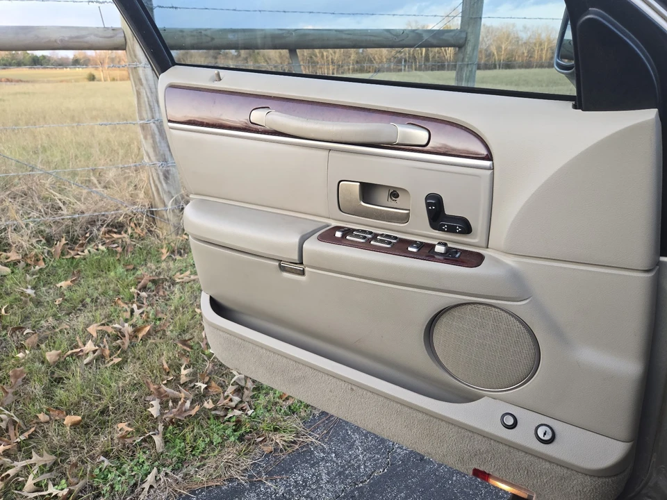 2005 Lincoln Town Car - Image 18 of 18