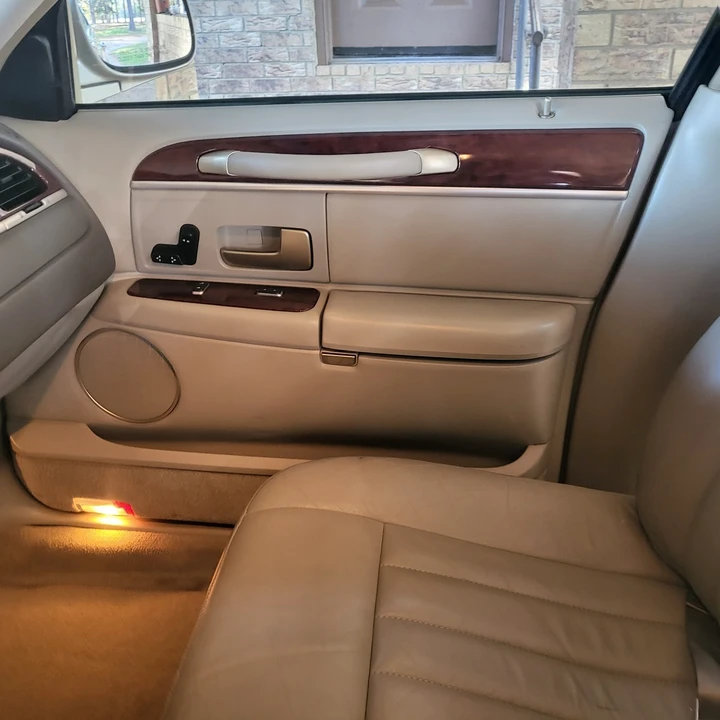 2005 Lincoln Town Car - Image 16 of 18