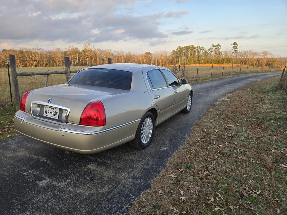 2005 Lincoln Town Car - Image 6 of 18