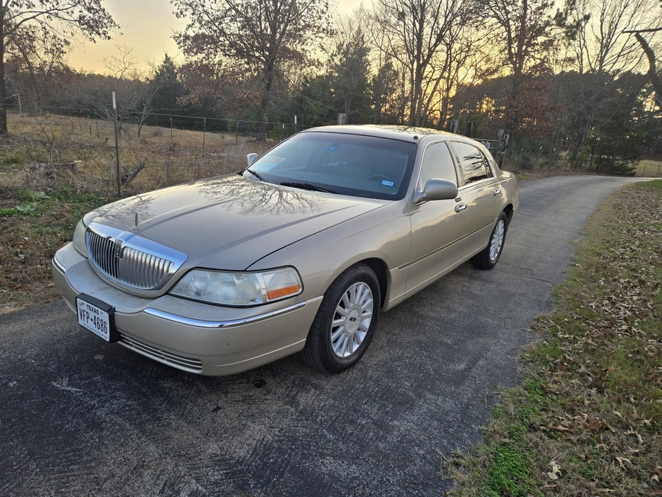 2005 Lincoln Town Car - Image 3 of 18