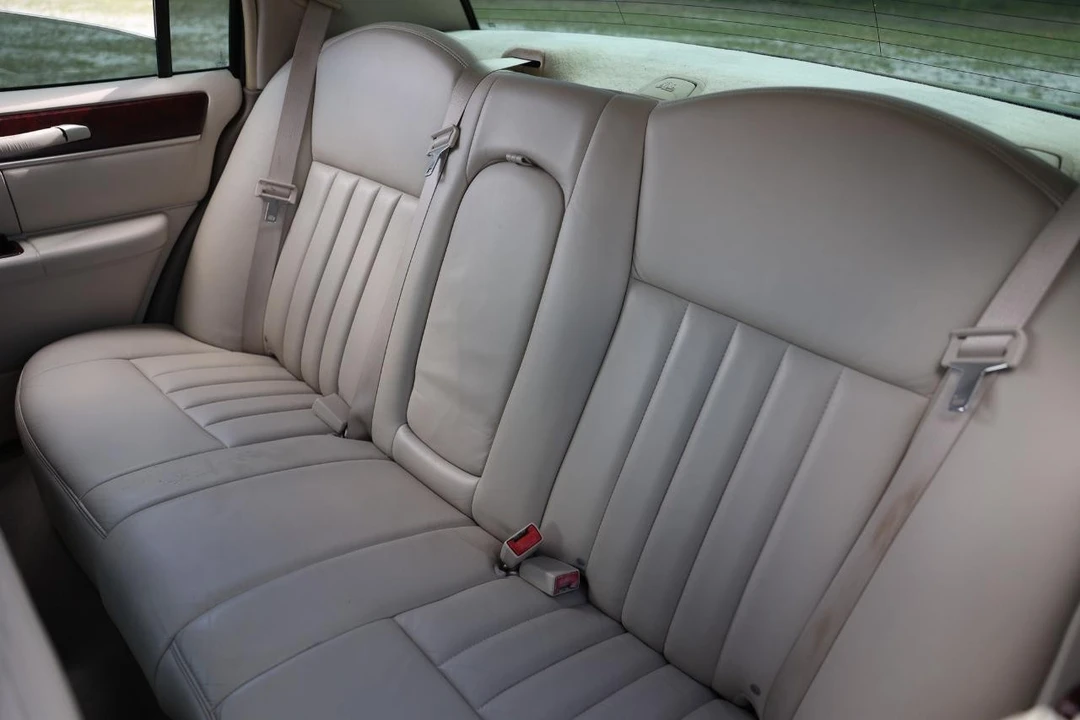 2005 Lincoln Town Car - Image 8 of 12
