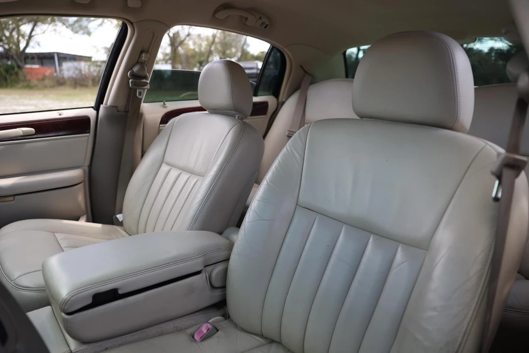 2005 Lincoln Town Car - Image 6 of 12