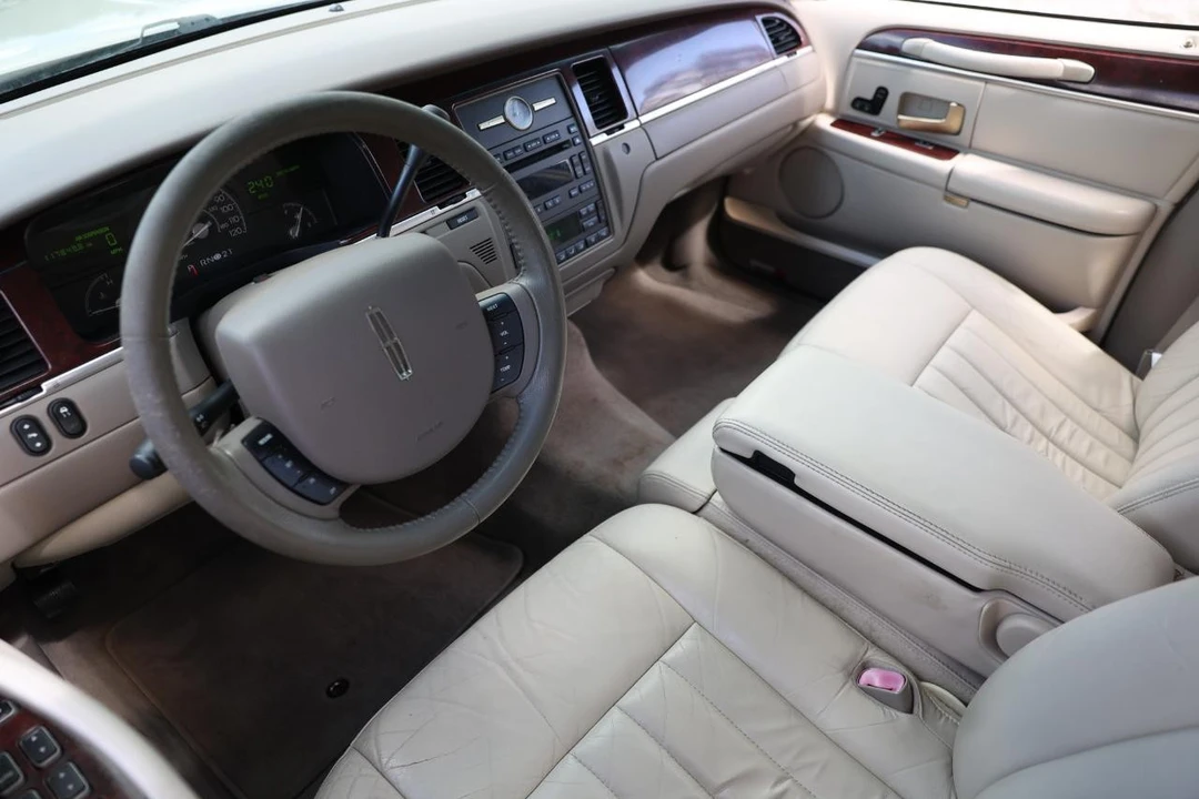 2005 Lincoln Town Car - Image 4 of 12