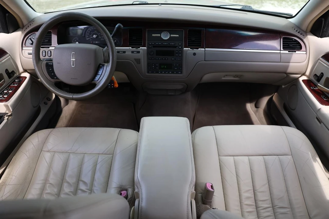2005 Lincoln Town Car - Image 2 of 12