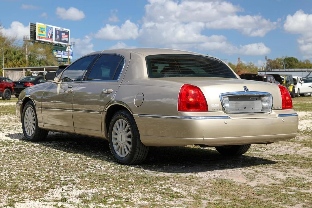 2005 Lincoln Town Car - Image 5 of 12