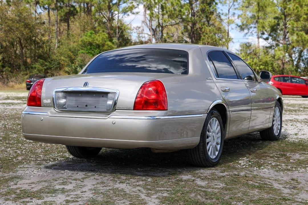 2005 Lincoln Town Car - Image 11 of 12