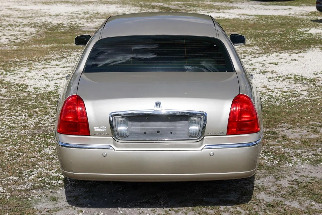 2005 Lincoln Town Car - Image 9 of 12