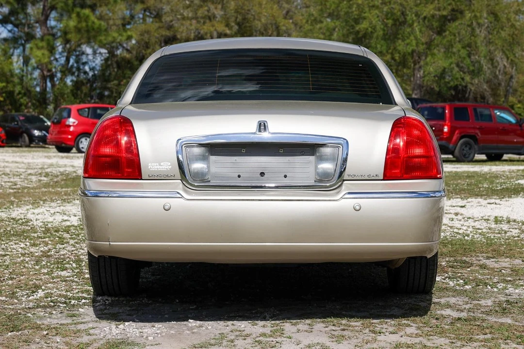 2005 Lincoln Town Car - Image 7 of 12
