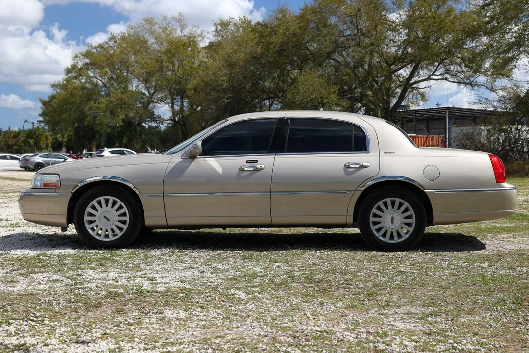 2005 Lincoln Town Car - Image 3 of 12