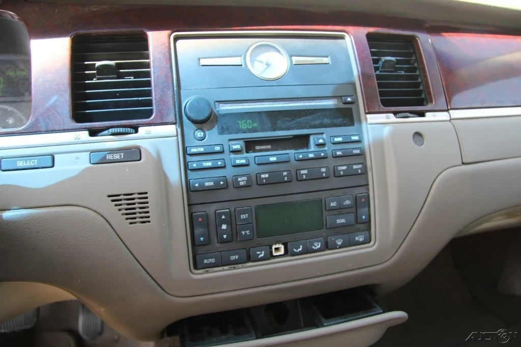 2005 Lincoln Town Car - Image 18 of 21