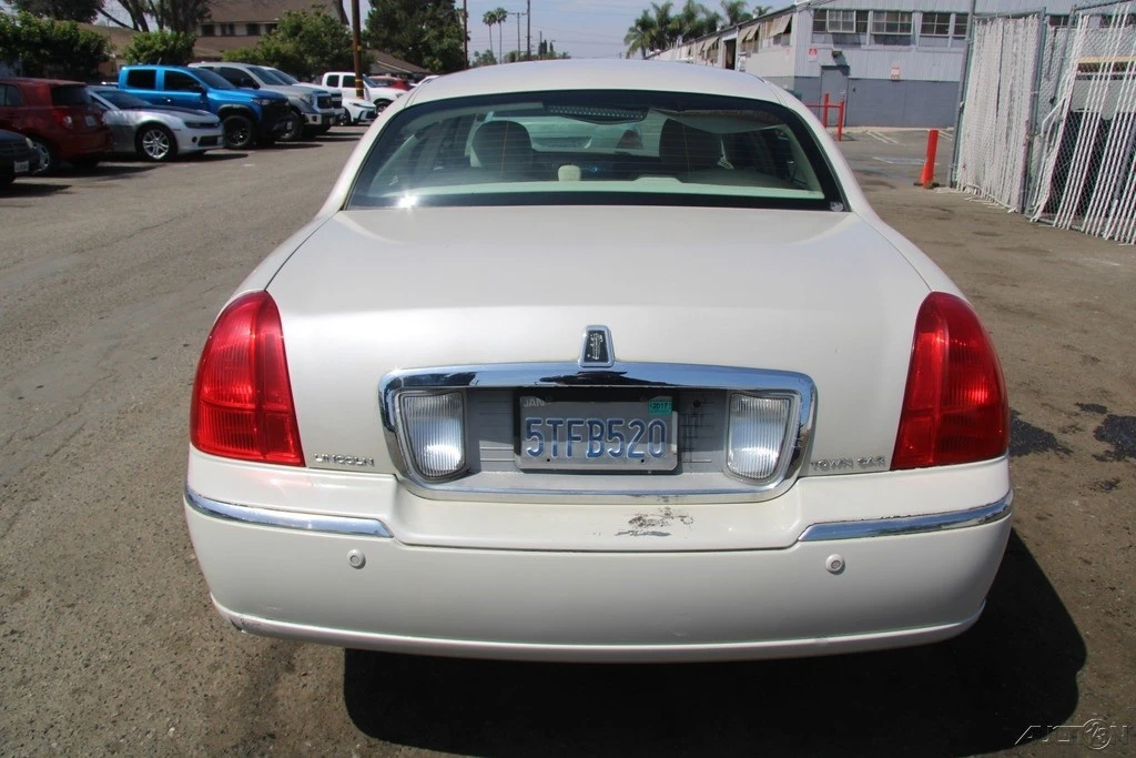 2005 Lincoln Town Car - Image 6 of 21