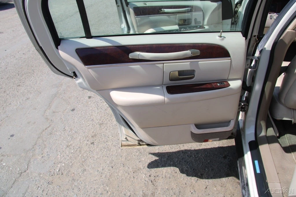 2005 Lincoln Town Car - Image 19 of 21
