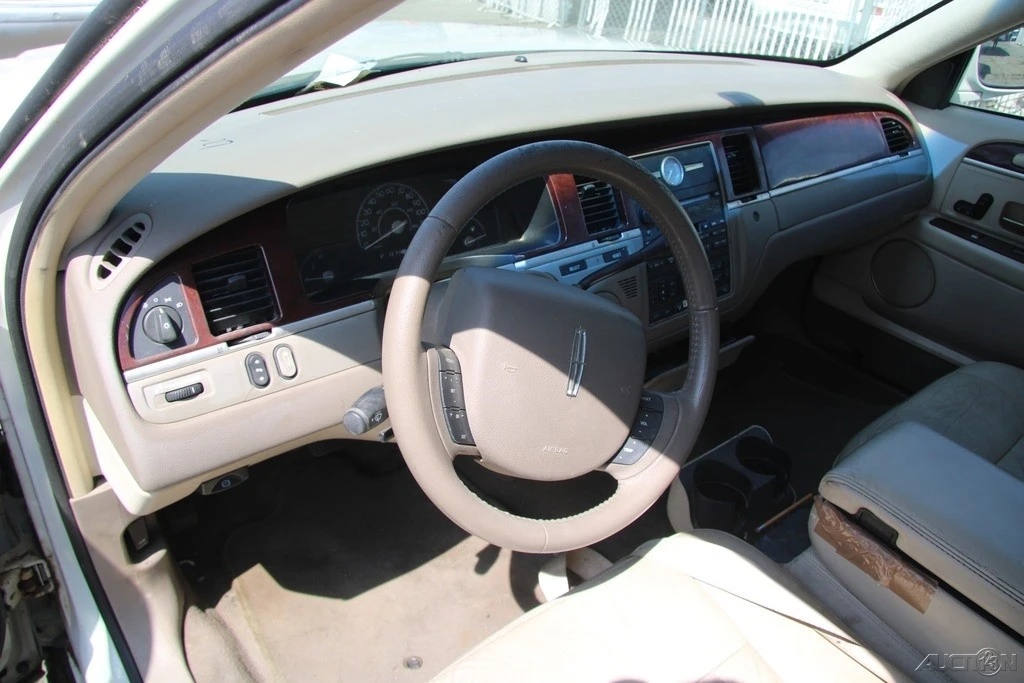 2005 Lincoln Town Car - Image 15 of 21