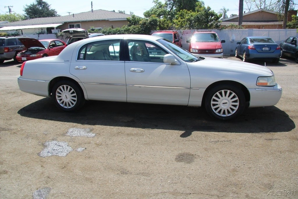 2005 Lincoln Town Car - Image 9 of 21