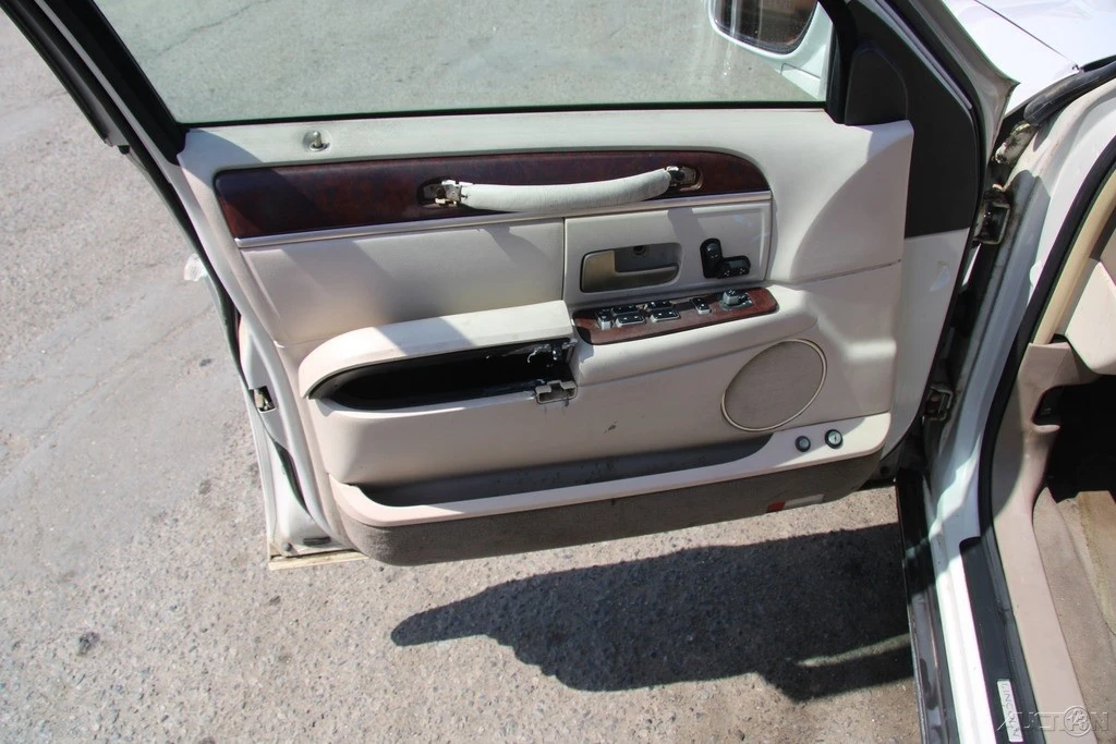 2005 Lincoln Town Car - Image 13 of 21