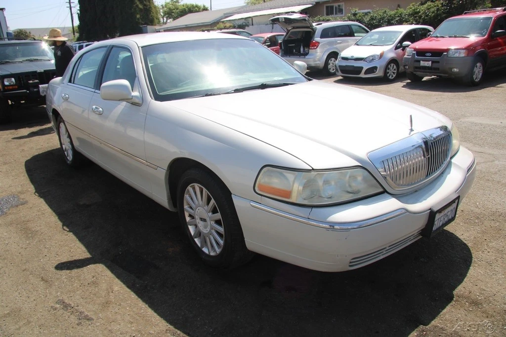 2005 Lincoln Town Car - Image 10 of 21