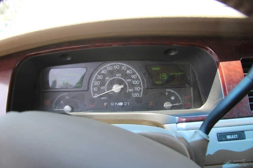 2005 Lincoln Town Car - Image 16 of 21