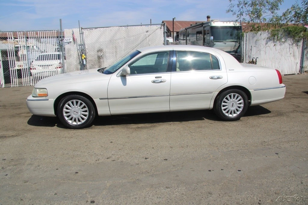 2005 Lincoln Town Car - Image 3 of 21