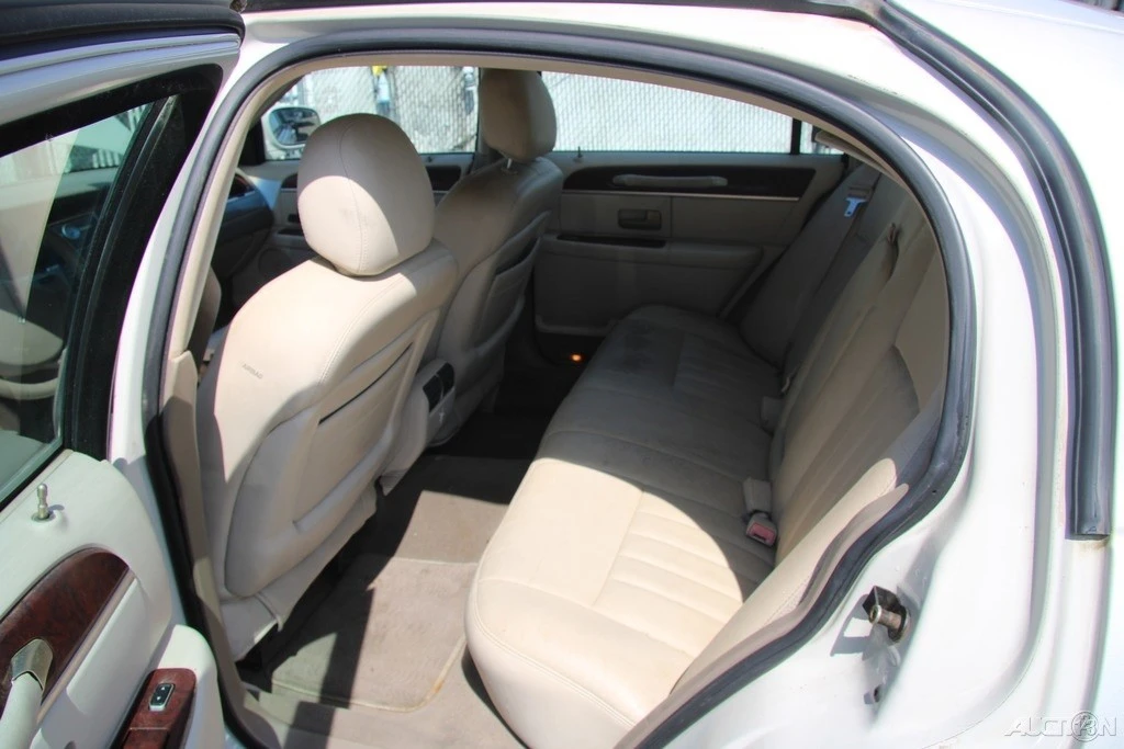 2005 Lincoln Town Car - Image 20 of 21