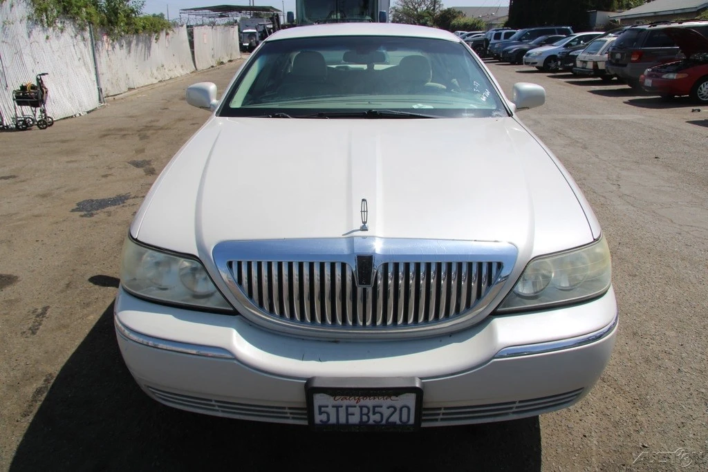 2005 Lincoln Town Car - Image 11 of 21