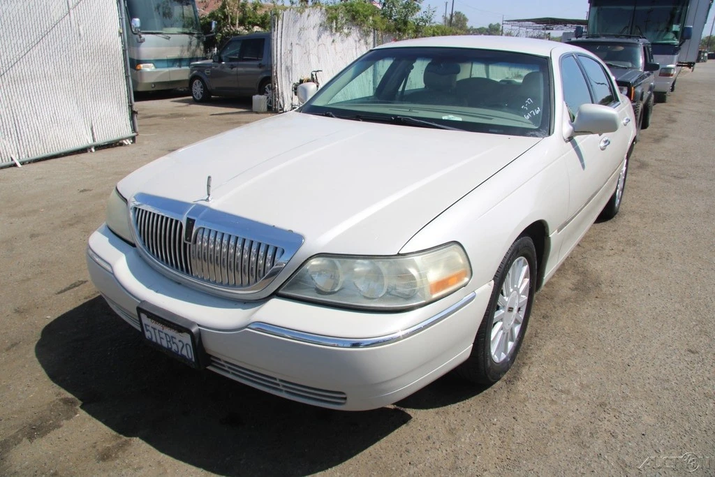 2005 Lincoln Town Car - Image 2 of 21