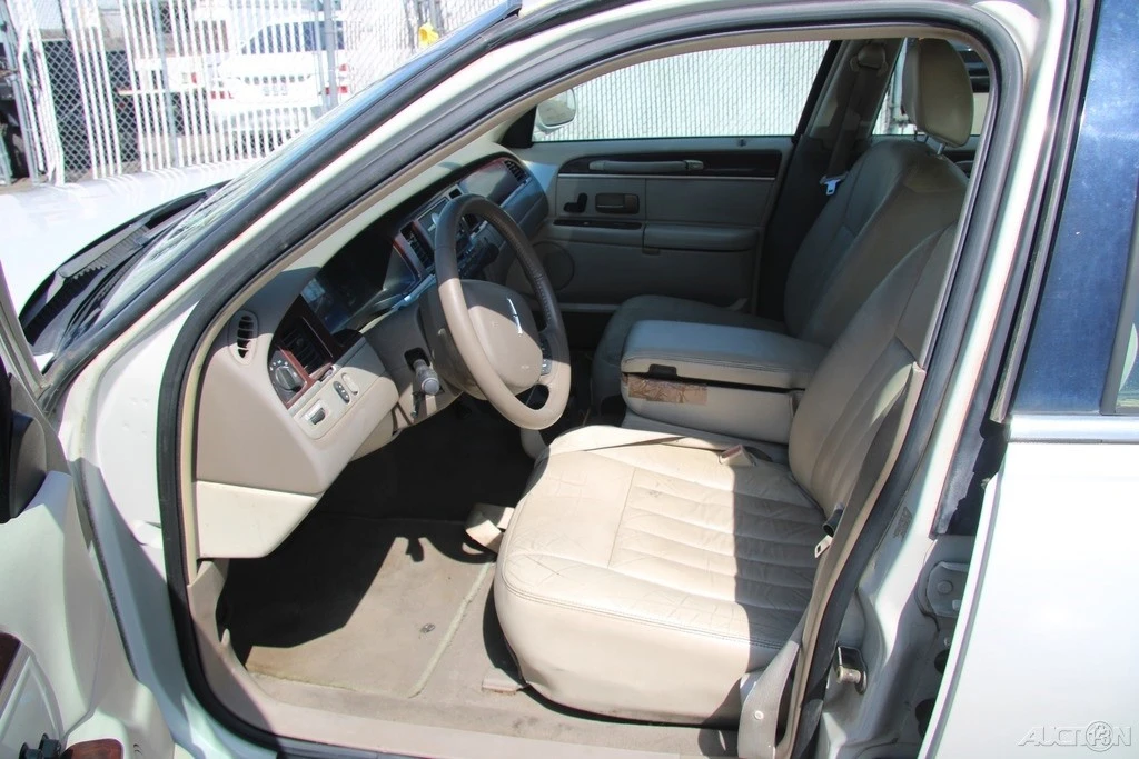2005 Lincoln Town Car - Image 14 of 21