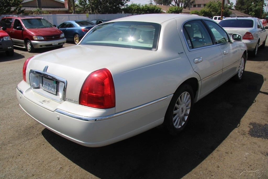 2005 Lincoln Town Car - Image 7 of 21