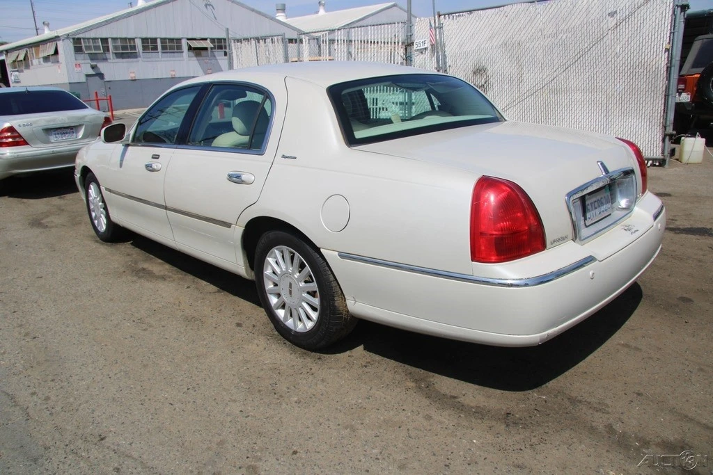 2005 Lincoln Town Car - Image 5 of 21