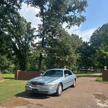 2005 Lincoln Town Car Signature L Sedan 4D