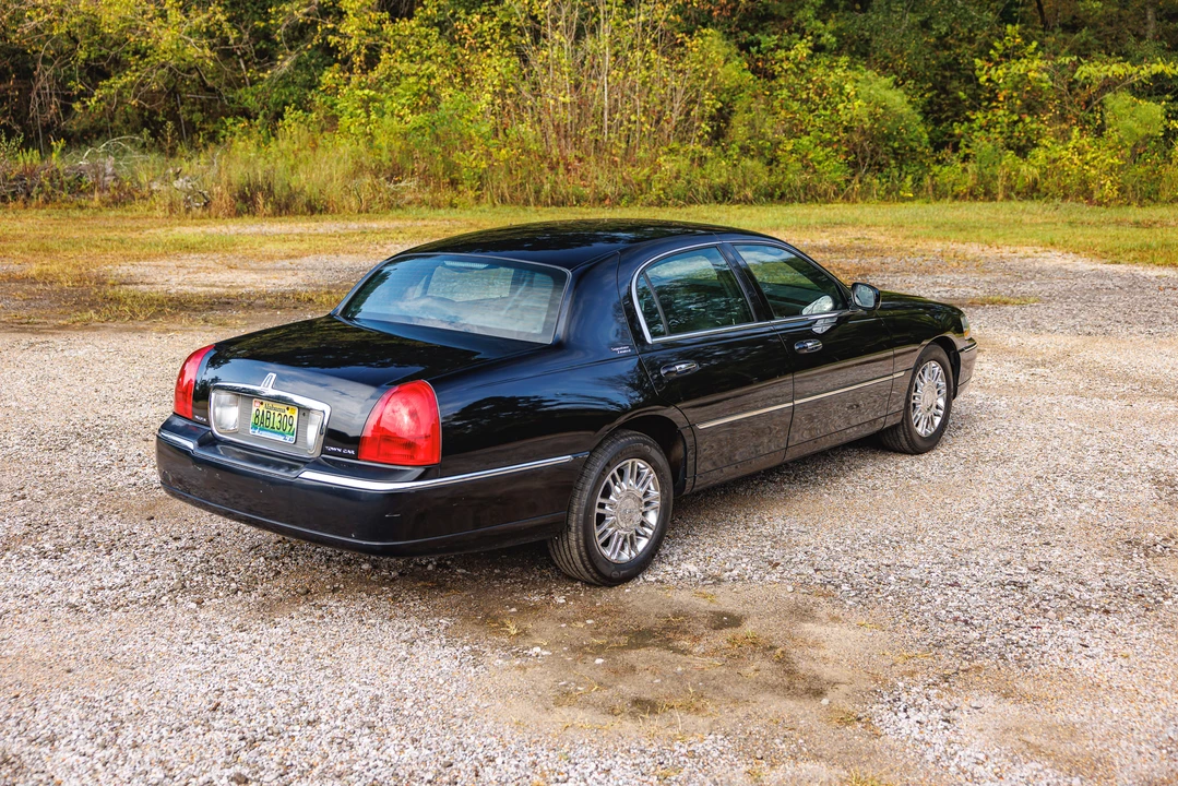 2005 Lincoln Town Car - Image 7 of 31