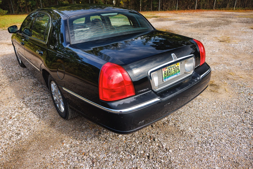 2005 Lincoln Town Car - Image 26 of 31