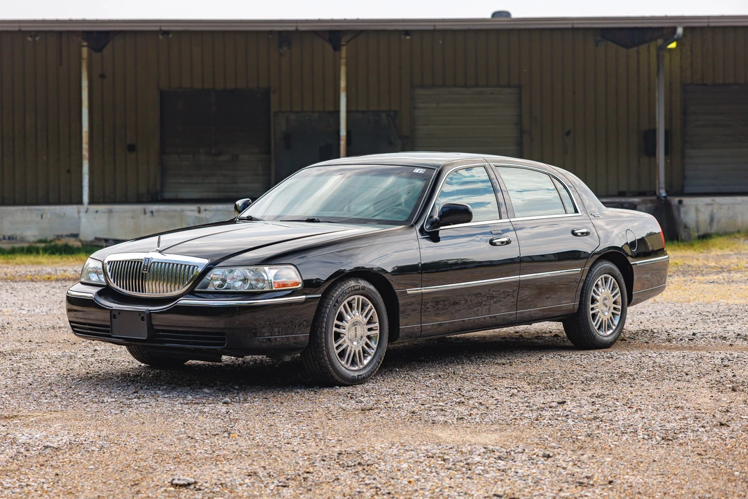 2005 Lincoln Town Car - Image 2 of 31