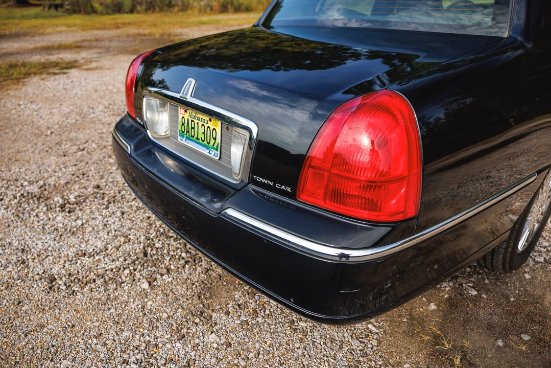 2005 Lincoln Town Car - Image 28 of 31