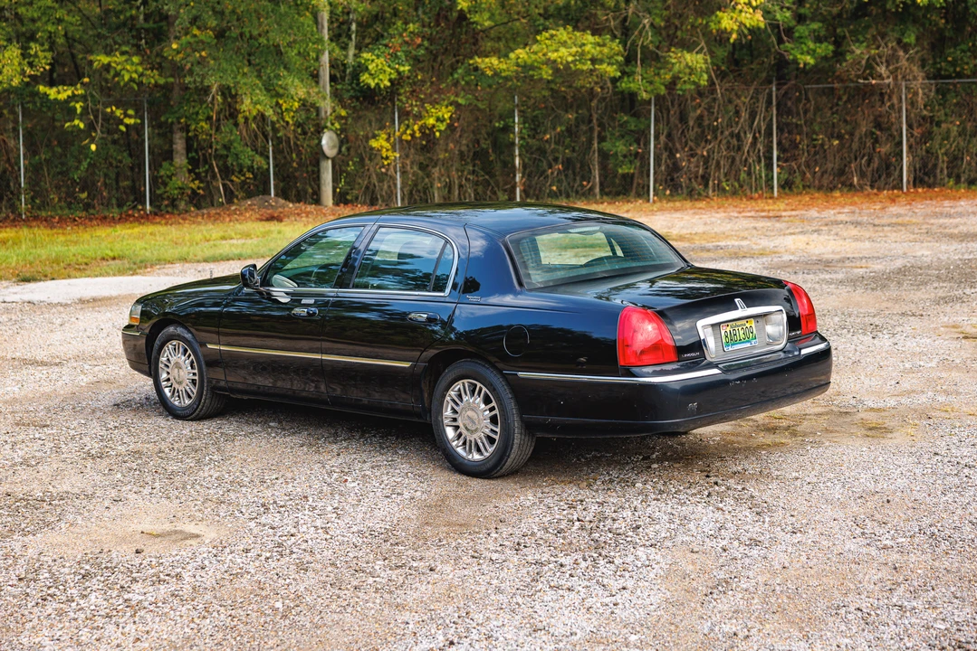 2005 Lincoln Town Car - Image 5 of 31