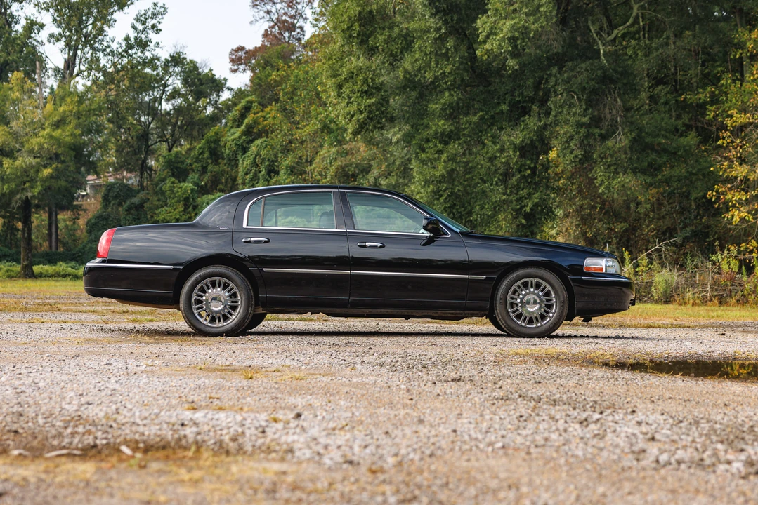 2005 Lincoln Town Car - Image 10 of 31