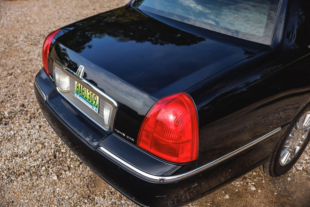 2005 Lincoln Town Car - Image 29 of 31