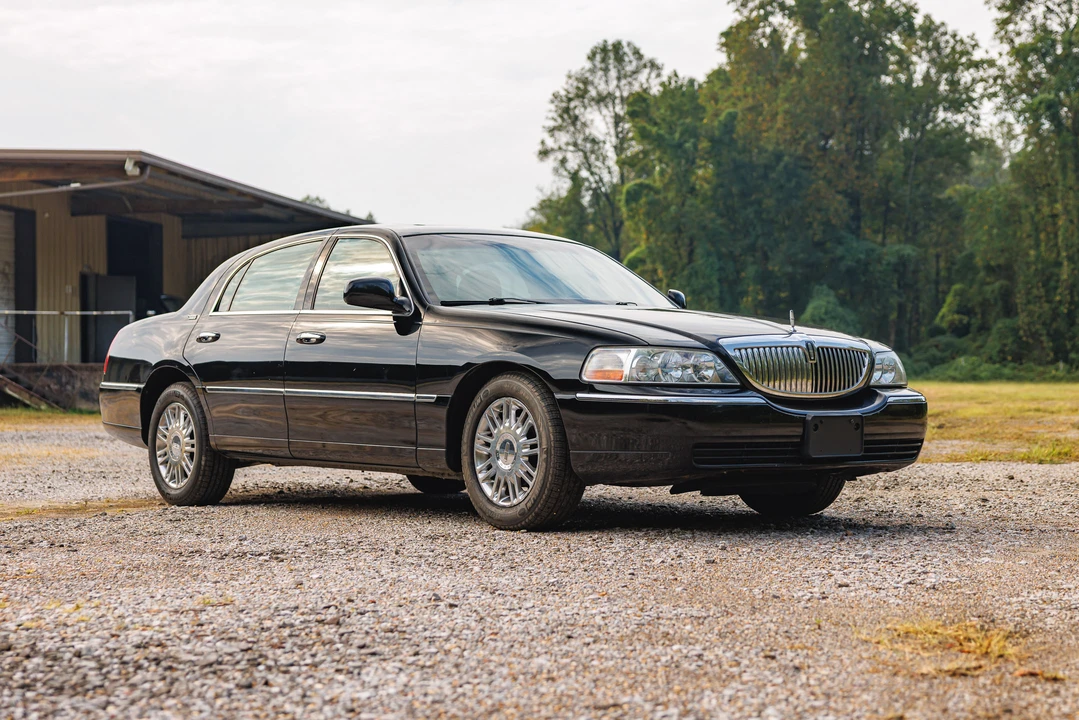 2005 Lincoln Town Car - Image 3 of 31