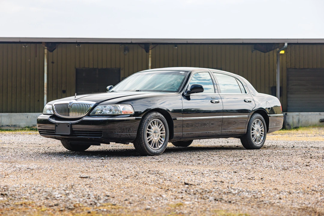 2005 Lincoln Town Car - Image 4 of 31