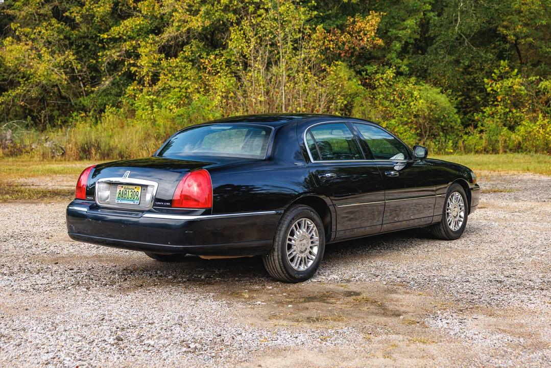 2005 Lincoln Town Car - Image 6 of 31