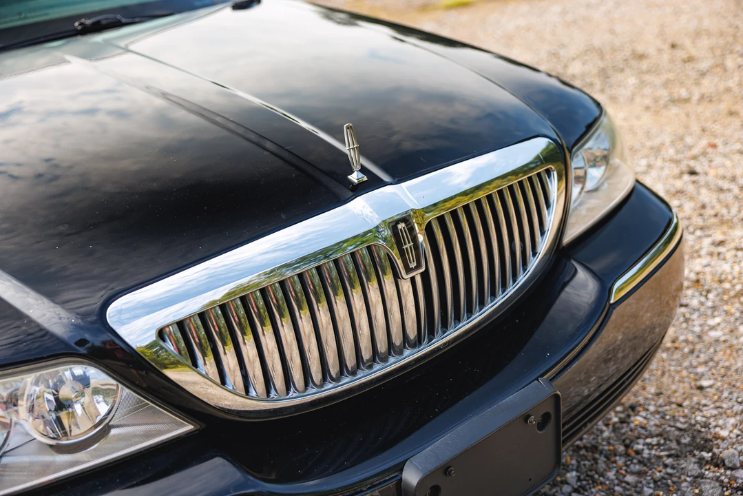 2005 Lincoln Town Car - Image 12 of 31