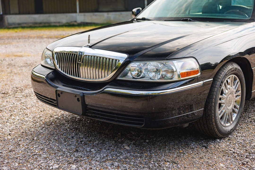 2005 Lincoln Town Car - Image 14 of 31