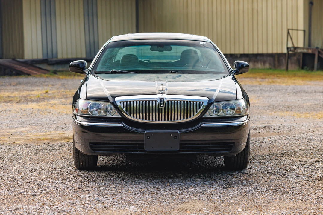 2005 Lincoln Town Car - Image 9 of 31