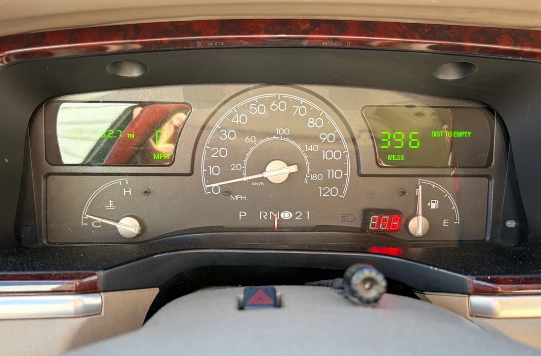 2005 Lincoln Town Car - Image 17 of 21