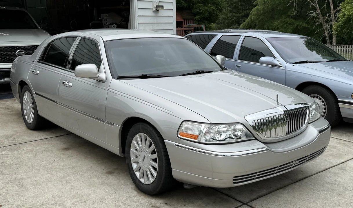 2005 Lincoln Town Car - Image 2 of 21